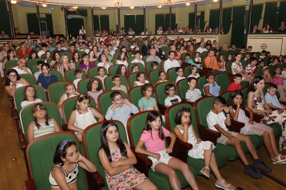 Alumnos sentados en el Teatro Liceo durante la entrega de diplomas