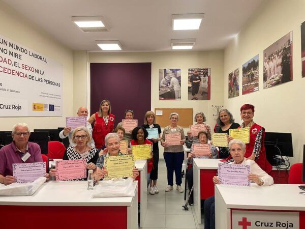 Grupo de personas mayores sosteniendo diplomas en la Cruz Roja de Salamanca