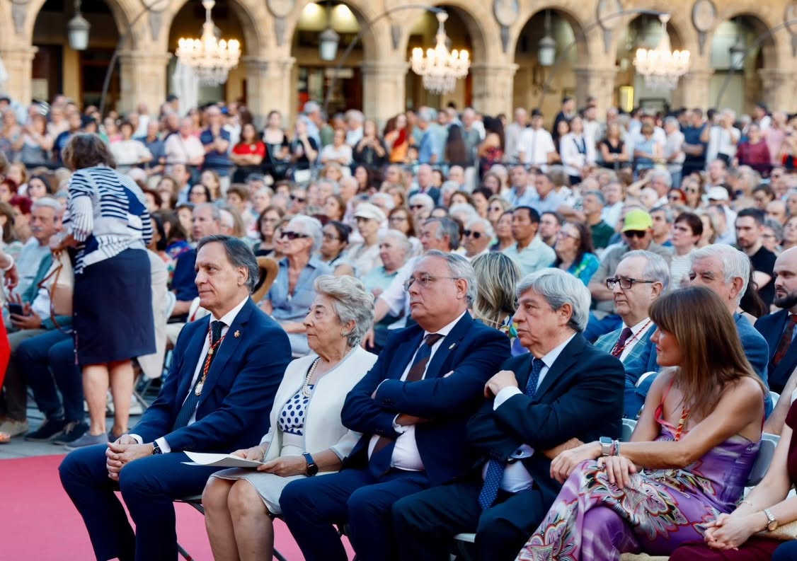 Ceremonia de entrega de Medallas de Oro en Salamanca con asistentes