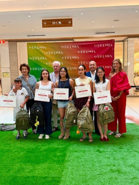 Entrega de premios del concurso de dibujo en Salamanca con participantes y organizadores.