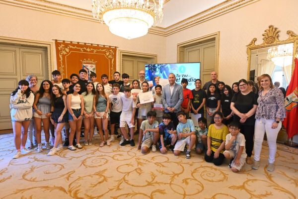 Grupo de estudiantes premiados en el Ayuntamiento de Salamanca