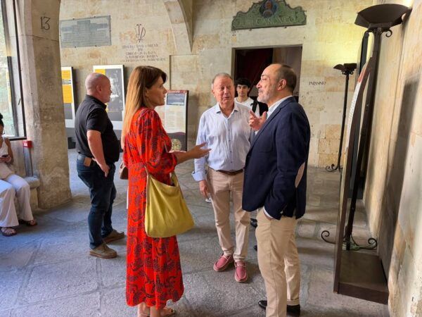 Entrega de premios del deporte universitario en Salamanca con asistentes conversando.