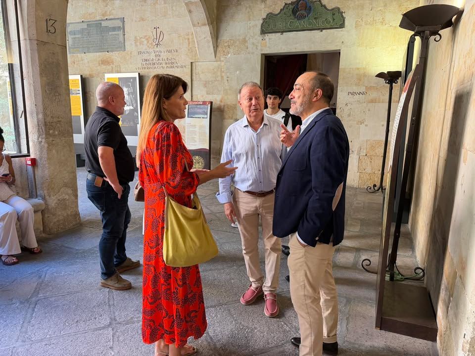 Entrega de premios del deporte universitario en Salamanca con asistentes conversando.