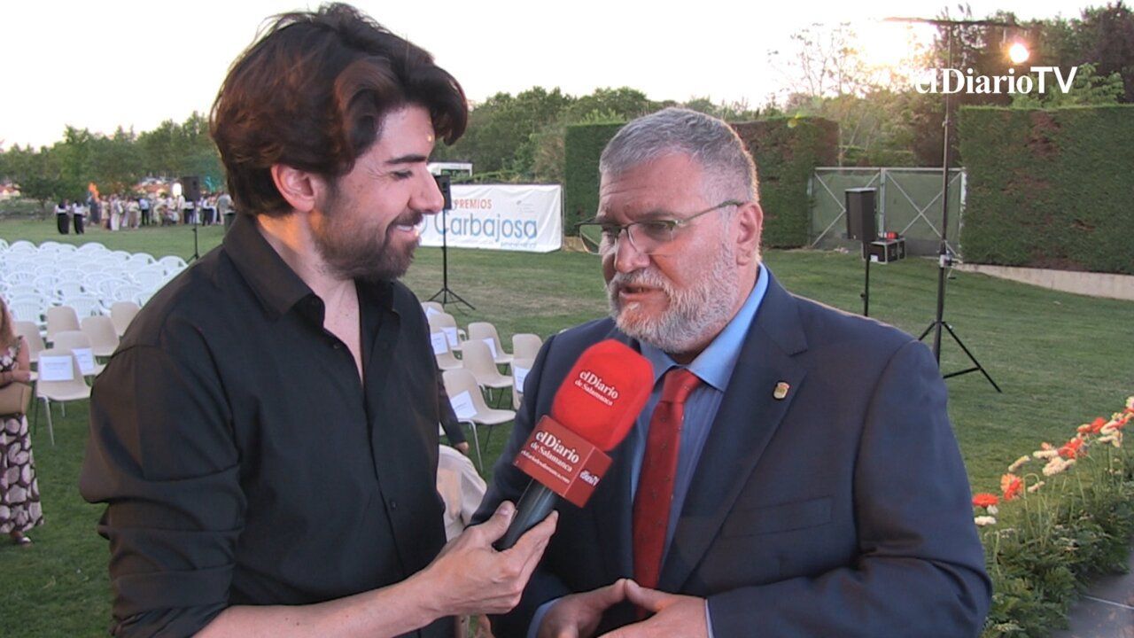 José Álvarez Carbajosa hablando en un evento al aire libre