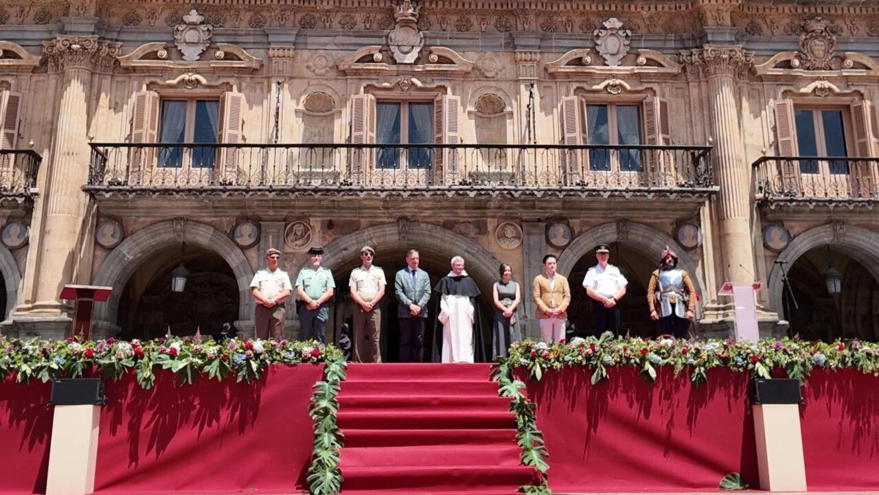 Desfile histórico de los Tercios en Salamanca con participantes en trajes de época.