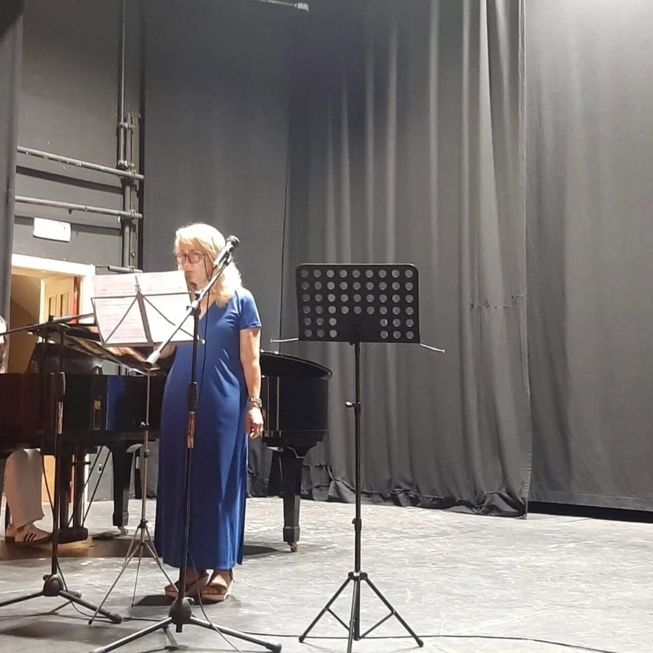 Mujer cantando en la Escuela Municipal de Música de Alba de Tormes