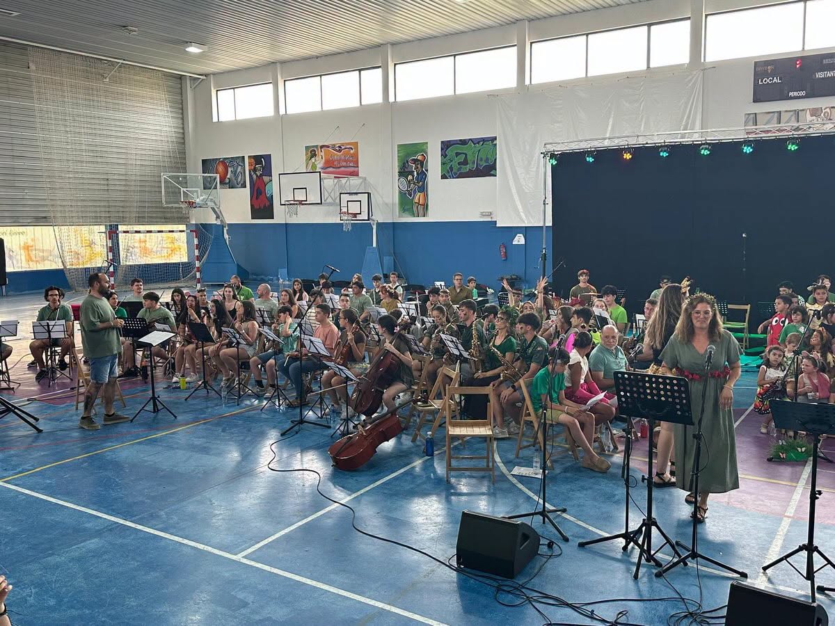 Concierto de la Escuela Municipal de Música de Villamayor con estudiantes tocando instrumentos
