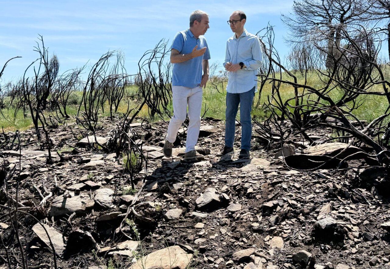 Dos hombres discutiendo sobre el estado de los montes tras incendios en La Alberca