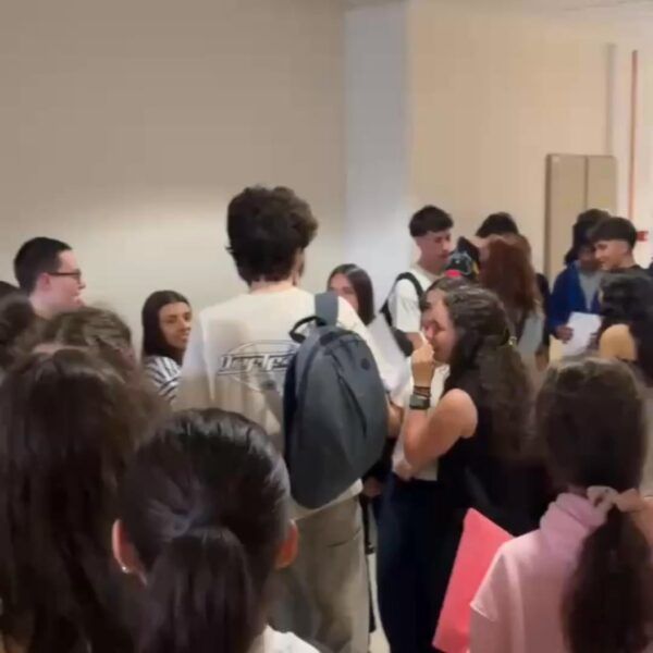 Grupo de estudiantes nerviosos en pasillo antes de la PAU