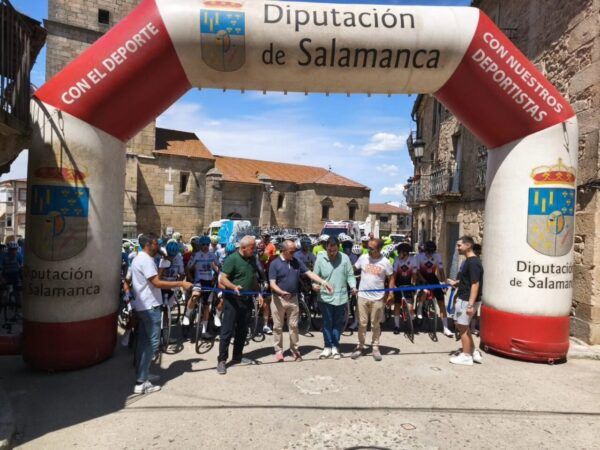 Inicio de la etapa ciclista en Aldeadávila de la Ribera con ciclistas y organizadores.