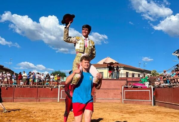 Alumno de la Escuela de Tauromaquia de Salamanca siendo llevado en hombros tras una actuación