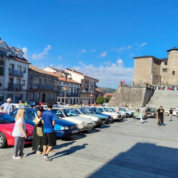 Concentración de coches clásicos en Béjar con participantes y vehículos