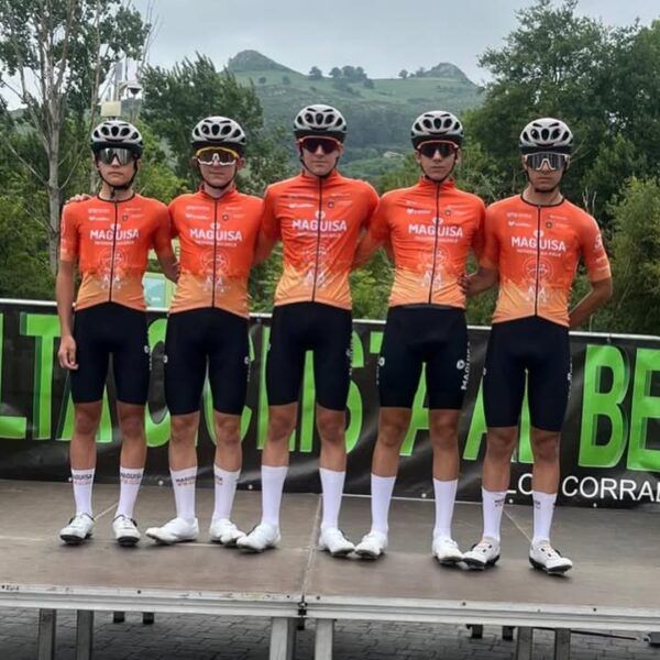 Cinco ciclistas del equipo Maguisa Guijuelo en la Vuelta al Besaya