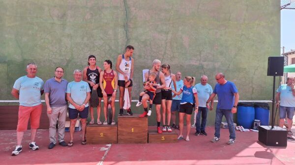 Ganadores y participantes en el podio de la carrera La Galga en Alba de Yeltes