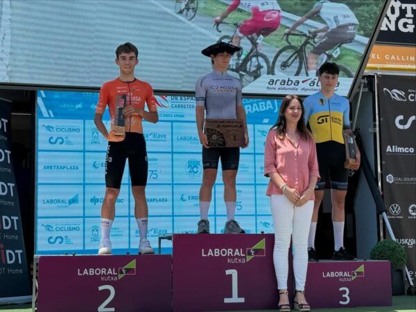 Podio de ciclismo con corredores del Maguisa Guijuelo Junior