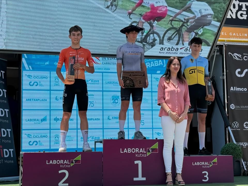 Podio de ciclismo con corredores del Maguisa Guijuelo Junior