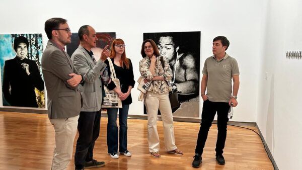 Visita a la exposición Artefactos sonoros en Salamanca con varias personas