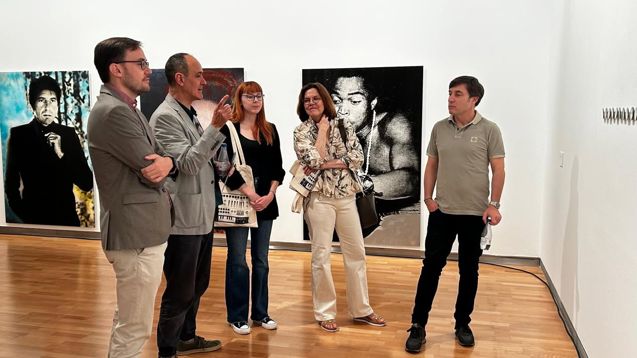 Visita a la exposición Artefactos sonoros en Salamanca con varias personas