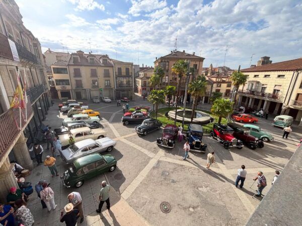 Vista de coches clásicos en la Plaza Mayor de Alba de Tormes