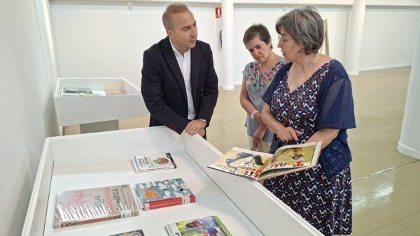 Inauguración de la exposición sobre sostenibilidad en la biblioteca