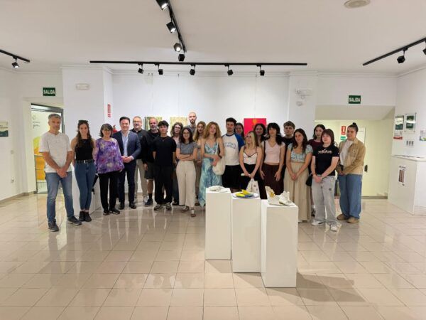 Grupo de estudiantes en la exposición Sabores del genoma en el Espacio Joven de la USAL