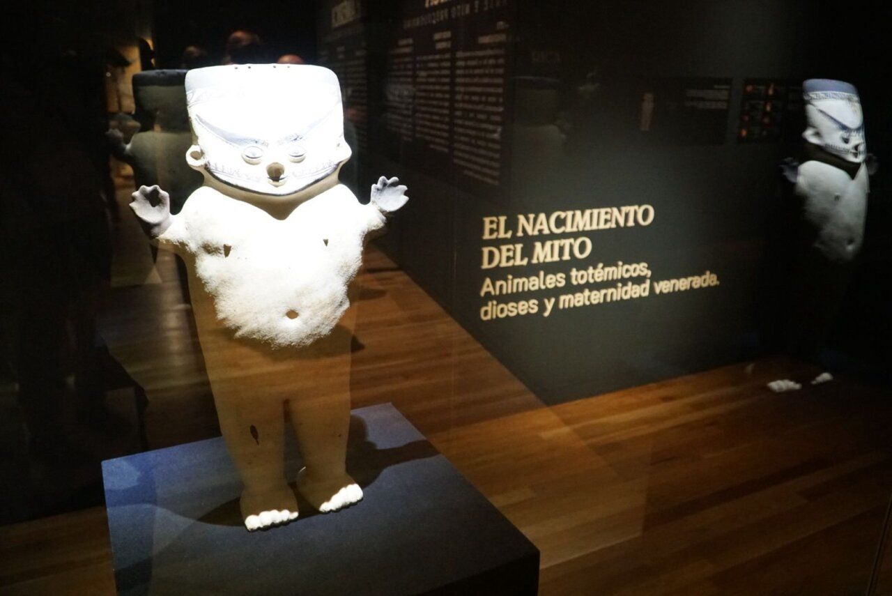 Escultura de un ser mitológico en la exposición de San Eloy
