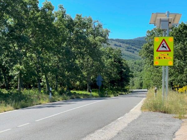 Señal de advertencia de animales en la carretera en un entorno natural