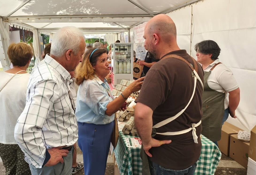 Visitantes interactuando en la II Feria Agroalimentaria de Candelario