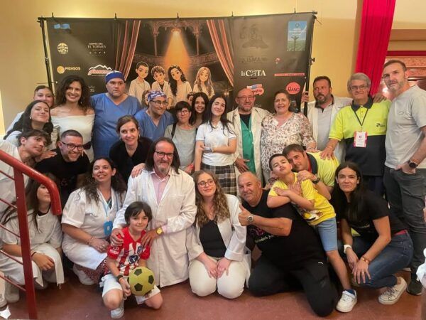 Grupo de personas participando en un festival solidario en Alba de Tormes.