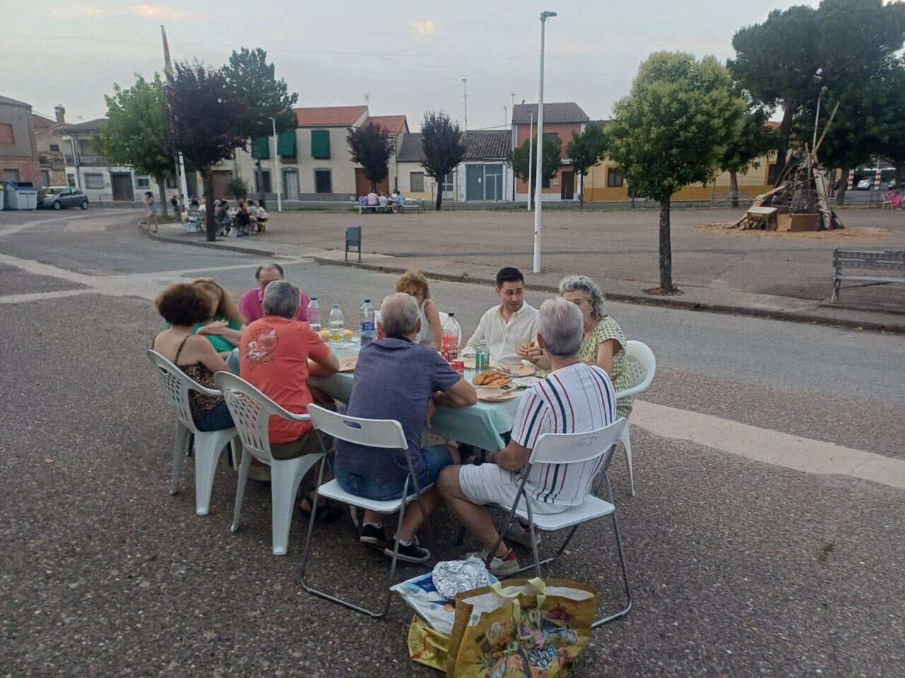 Grupo de personas disfrutando de una cena en las fiestas de San Juan