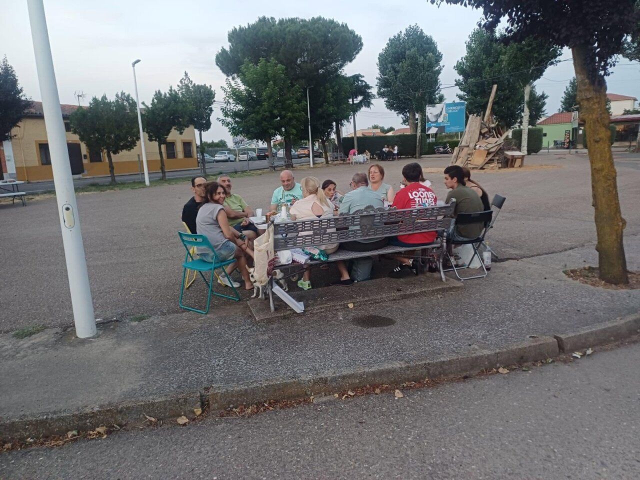 Grupo de personas disfrutando de una cena en las fiestas de San Juan.