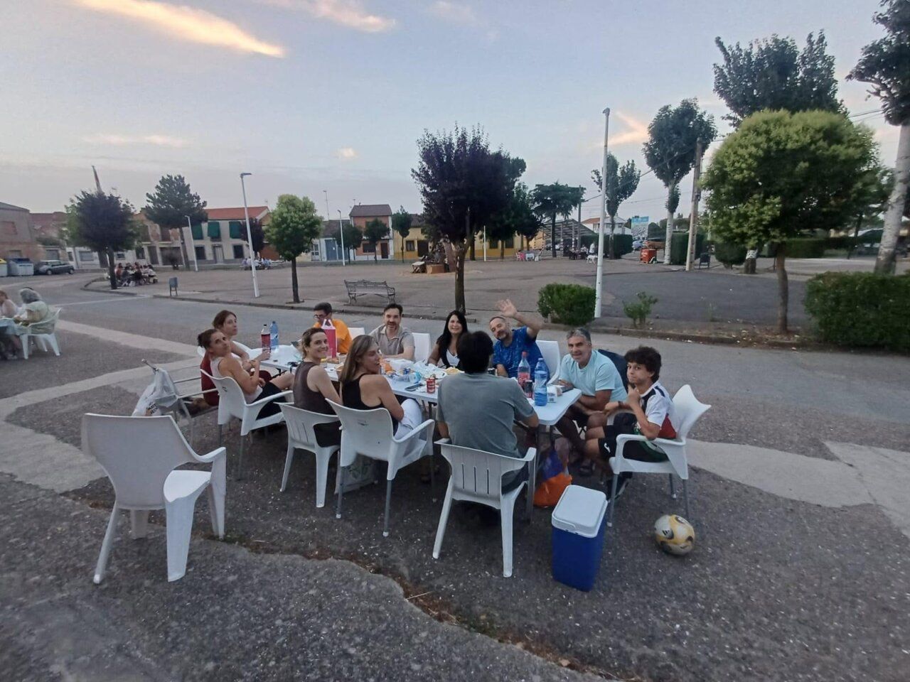 Grupo de personas disfrutando de una cena durante las fiestas de San Juan