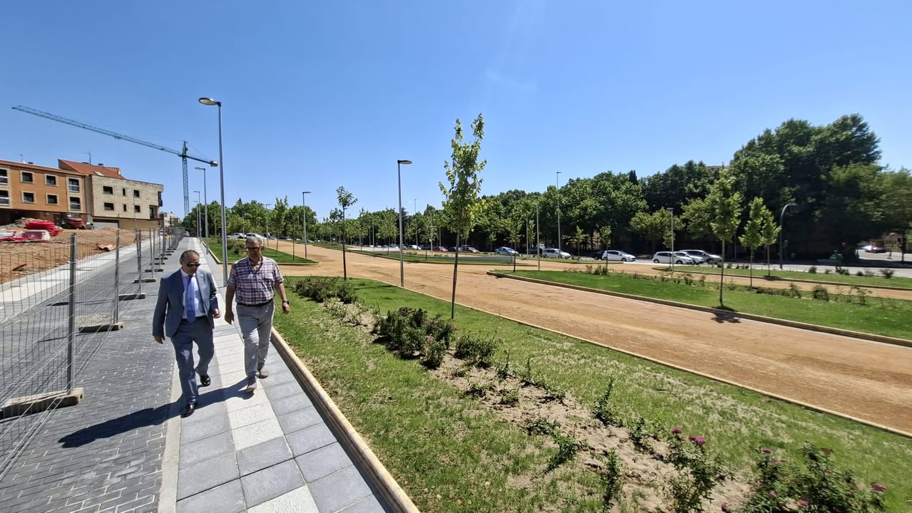 Dos hombres caminando por una nueva calle urbanizada en Salamanca