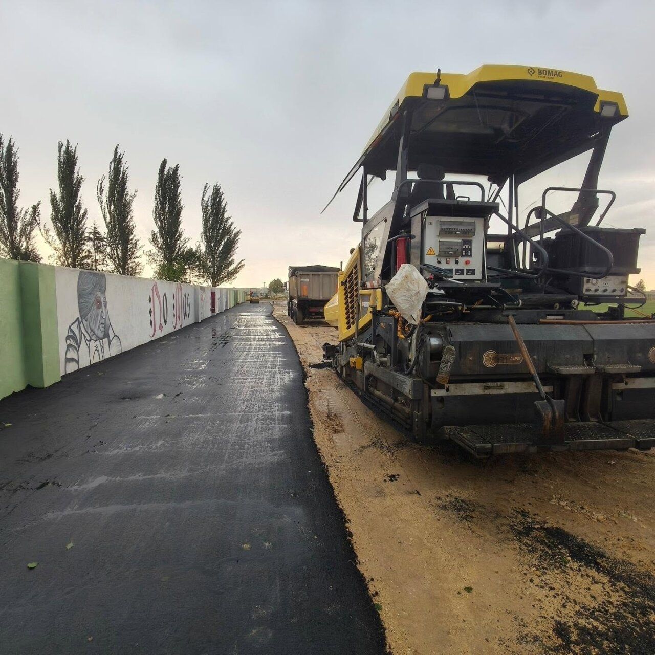 Obras de asfaltado en el aparcamiento de las piscinas municipales de Villoria