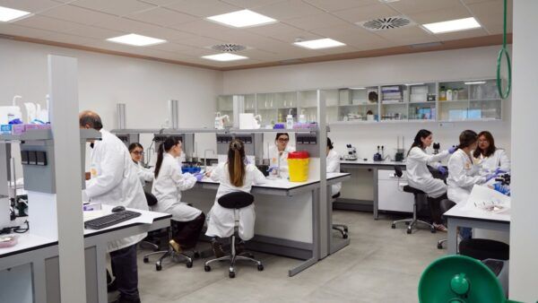 Laboratorio de la UPSA con estudiantes trabajando en investigación
