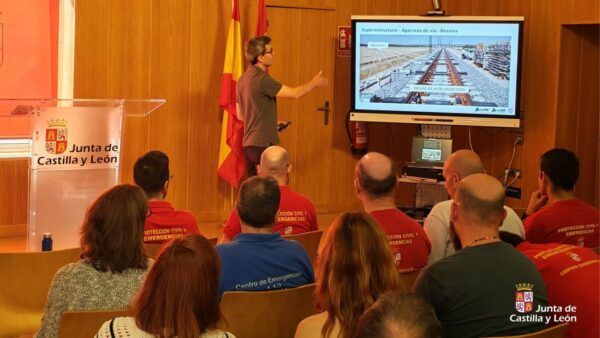 Personal de emergencias en formación sobre seguridad ferroviaria en Castilla y León