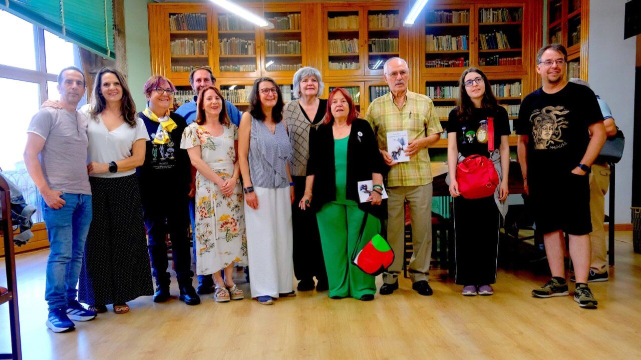 Grupo de personas posando en un evento literario en Béjar