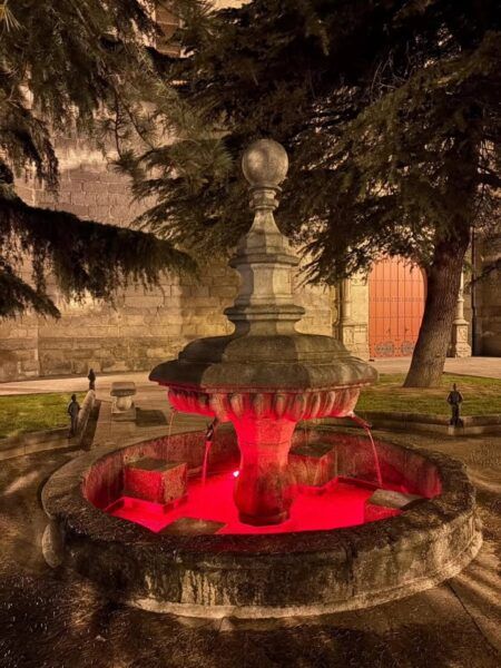 Fuente de los Cuatro Caños iluminada de color rojo en Peñaranda de Bracamonte