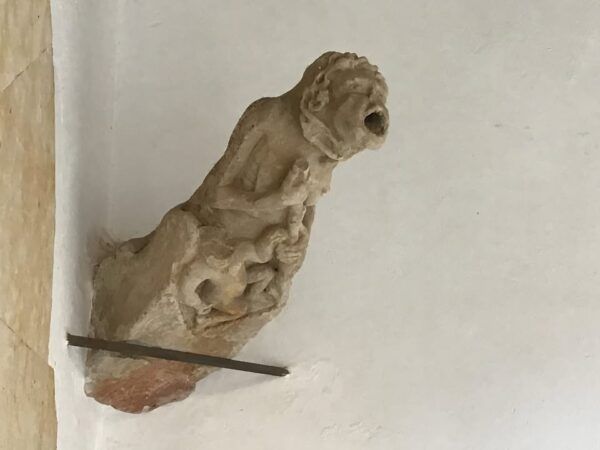 Gárgola tallada en piedra en la casa de los doctores de la Reina