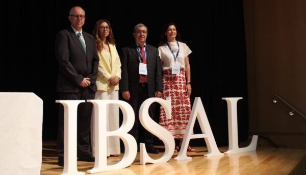 Cuatro personas en un evento sobre investigación biomédica en Salamanca