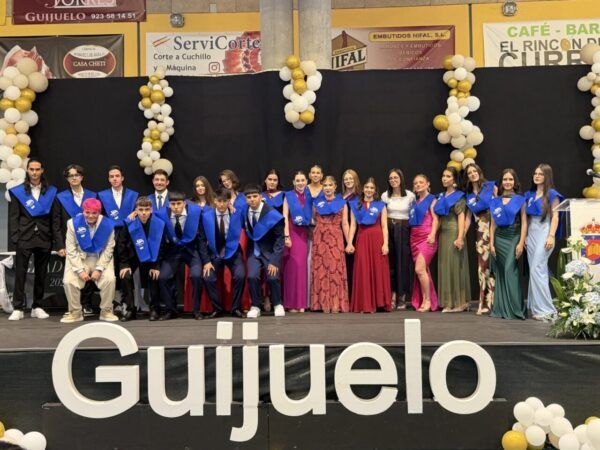 Alumnos de 4º de ESO en su graduación en Guijuelo