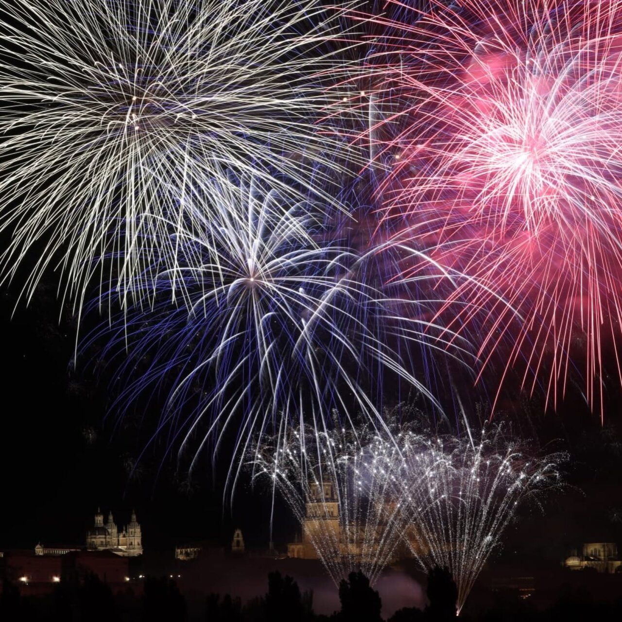 Fuegos artificiales iluminando el cielo durante las fiestas de San Juan de Sahagún