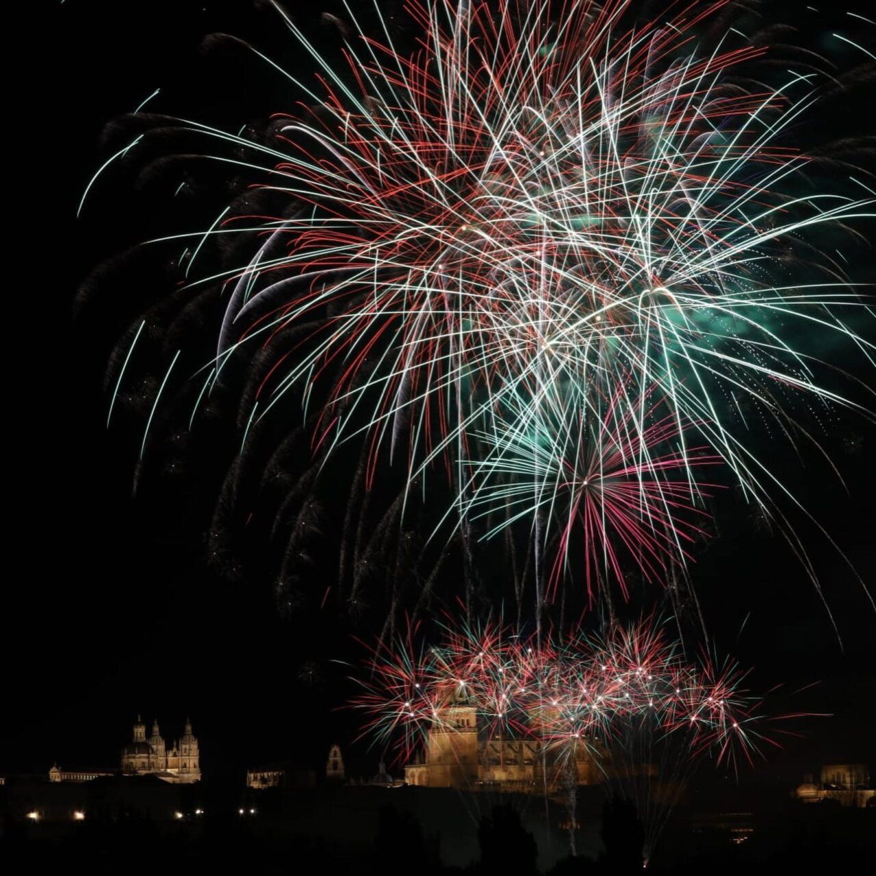 Espectáculo de fuegos artificiales iluminando el cielo de Salamanca
