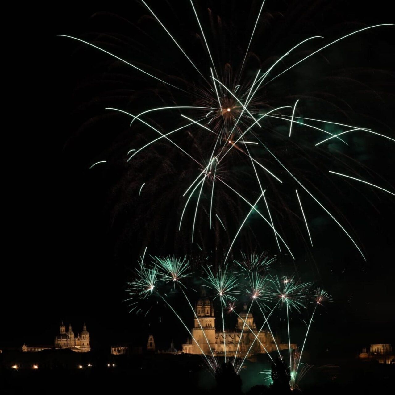 Fuegos artificiales iluminando el cielo sobre Salamanca durante las fiestas de San Juan de Sahagún