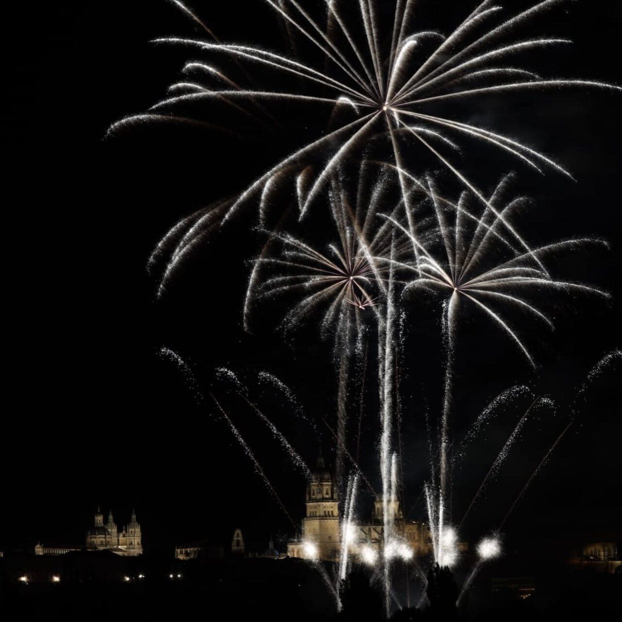Fuegos artificiales iluminando el cielo durante las fiestas de San Juan de Sahagún.