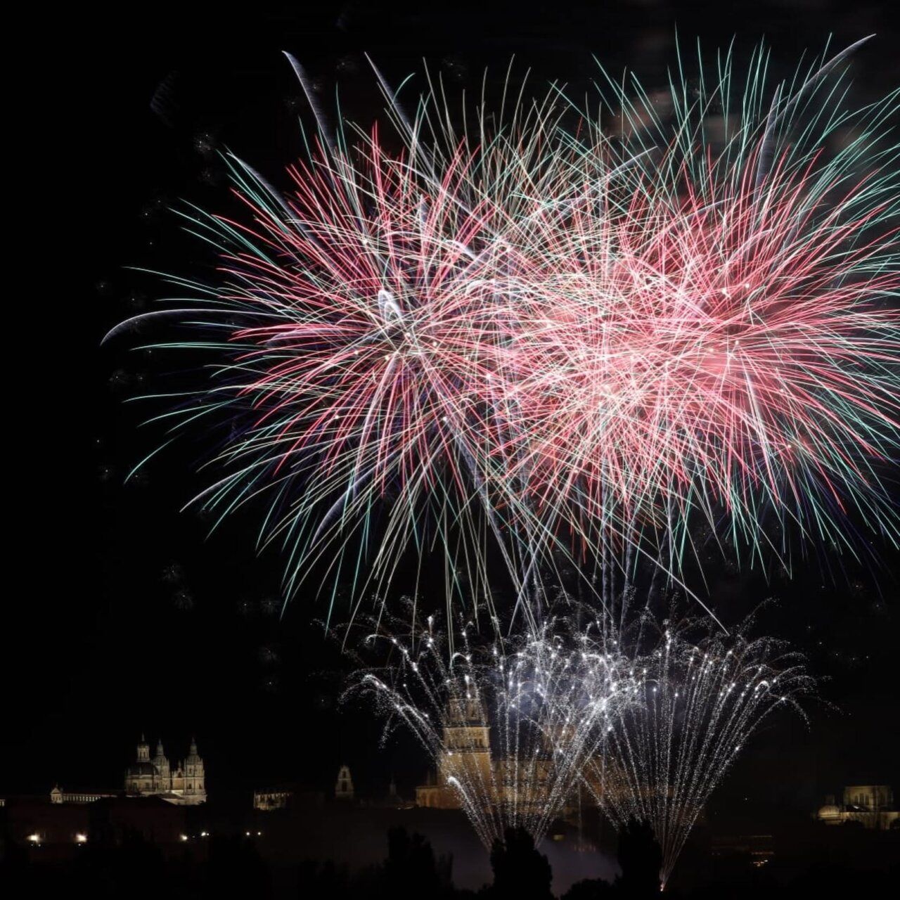 Fuegos artificiales iluminando el cielo sobre Salamanca durante las fiestas de San Juan de Sahagún.
