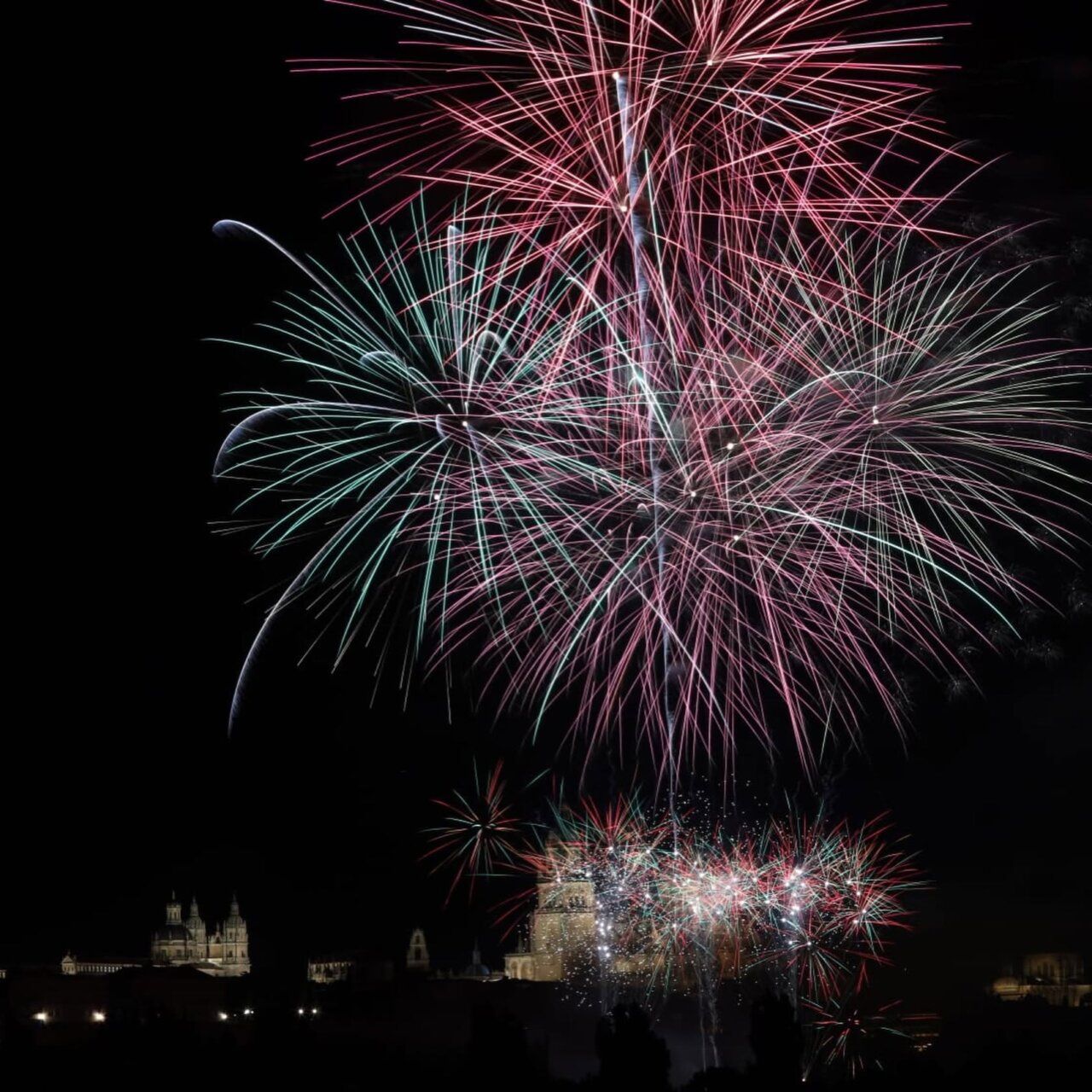 Fuegos artificiales iluminando el cielo en Salamanca durante las fiestas de San Juan de Sahagún
