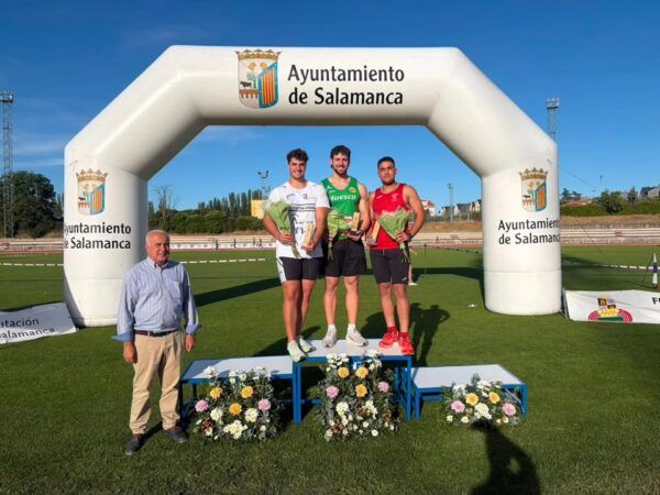 Ganadores del Gran Premio de Atletismo en Salamanca con trofeos