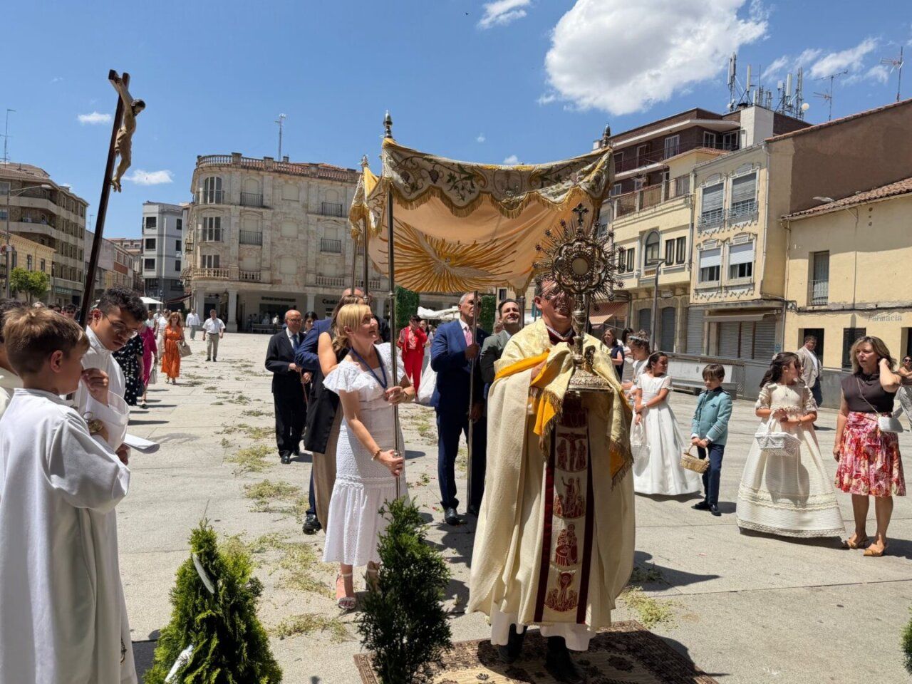 Multitudinaria procesión del Corpus Christi en Guijuelo con participantes y decoraciones