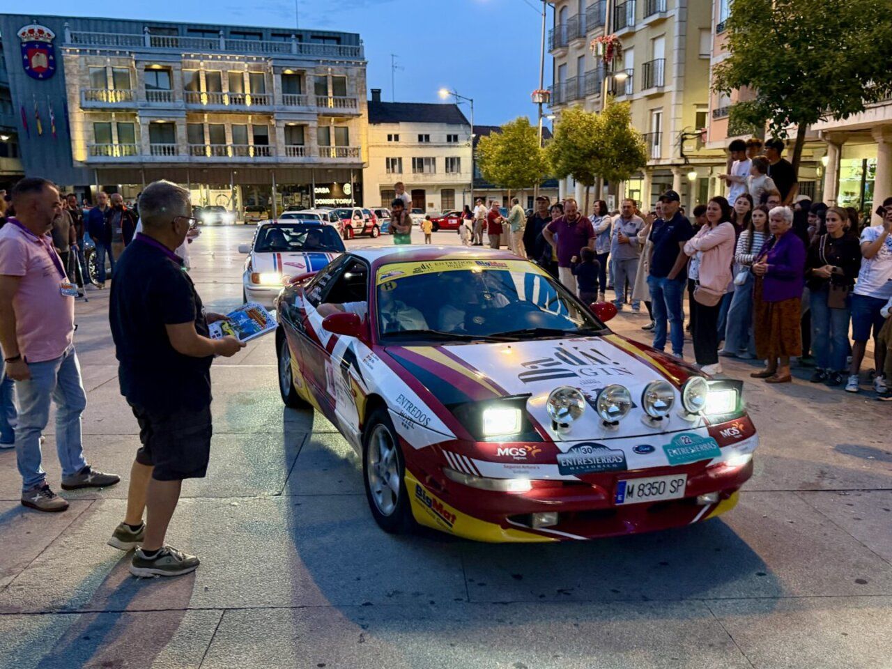 Coches clásicos en la Plaza Mayor de Guijuelo durante el rally
